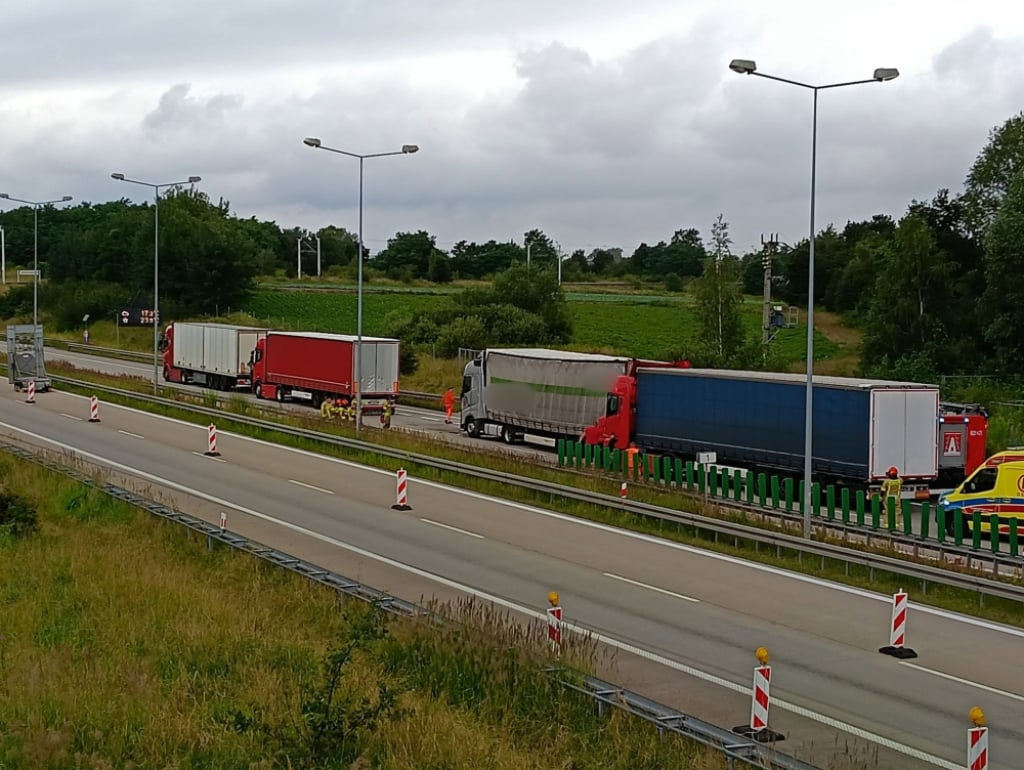 Długi korek przed przejściem granicznym w Jędrzychowicach. Zderzyły się cztery ciężarówki – Wypadek na autostradzie A4 przed granicą w Jędrzychowicach.