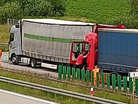 Długi korek przed przejściem granicznym w Jędrzychowicach. Zderzyły się cztery ciężarówki - 1