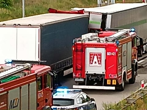 Długi korek przed przejściem granicznym w Jędrzychowicach. Zderzyły się cztery ciężarówki - 2