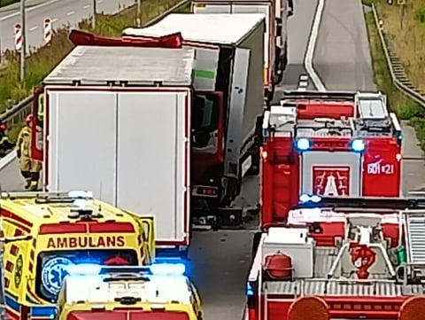 Długi korek przed przejściem granicznym w Jędrzychowicach. Zderzyły się cztery ciężarówki - 3
