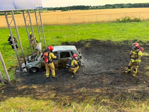 Samochód spłonął po uderzeniu w znak. Chwile grozy na autostradzie A4 [ZDJĘCIA] - 0