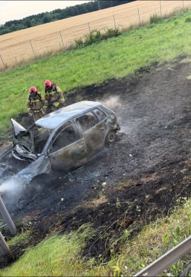 Samochód spłonął po uderzeniu w znak. Chwile grozy na autostradzie A4 [ZDJĘCIA] - 1