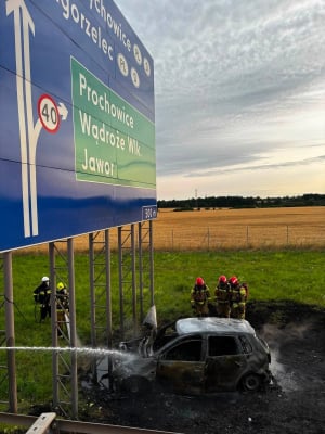 Samochód spłonął po uderzeniu w znak. Chwile grozy na autostradzie A4 [ZDJĘCIA] - 2