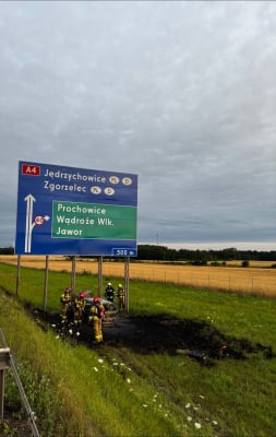 Samochód spłonął po uderzeniu w znak. Chwile grozy na autostradzie A4 [ZDJĘCIA] - 3