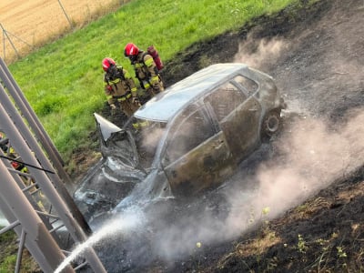 Samoch&oacute;d spłonął po uderzeniu w znak. Chwile grozy na autostradzie A4 [ZDJĘCIA]