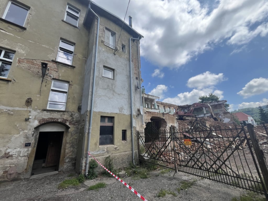 Część mieszkania znajduje się w wyburzanym budynku. Powiatowy Inspektor Nadzoru Budowlanego bada, jak do tego doszło - Część mieszkania znajduję się w części budynku, który jest właśnie wyburzany