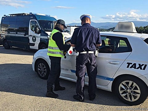 Ponad 700 skontrolowanych pojazdów i blisko 760 wylegitymowanych taksówkarzy. To bilans nocnej akcji policji - 0