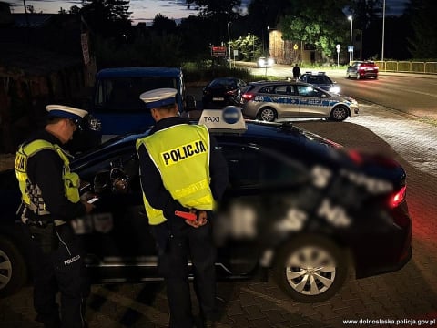 Ponad 700 skontrolowanych pojazdów i blisko 760 wylegitymowanych taksówkarzy. To bilans nocnej akcji policji - 1