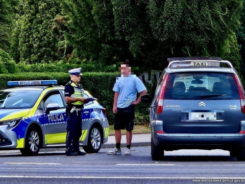 Ponad 700 skontrolowanych pojazdów i blisko 760 wylegitymowanych taksówkarzy. To bilans nocnej akcji policji - 2