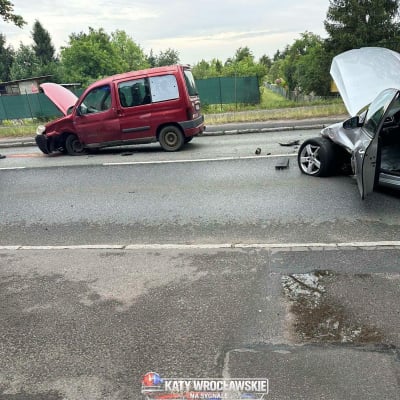 Poranne zderzenie na Opolskiej. Długie korki, autobusy MPK jeżdżą objazdami - 1