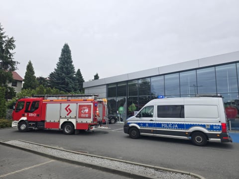 Groźne zdarzenie przy Parafialnej. Samochód staranował szklaną ścianę marketu - 1