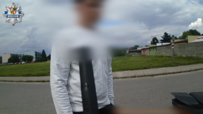 15-latek szalał na skuterze, potem przepraszał policjant&oacute;w. "Błagam was"