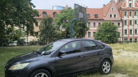 Plac zabaw w centrum Wrocławia stał się parkingiem. W koszykówkę można pograć między samochodami - 0