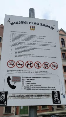 Plac zabaw w centrum Wrocławia stał się parkingiem. W koszykówkę można pograć między samochodami - 4
