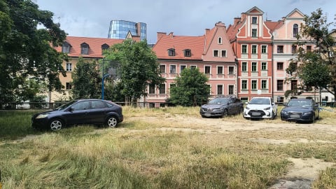 Plac zabaw w centrum Wrocławia stał się parkingiem. W koszykówkę można pograć między samochodami - 1