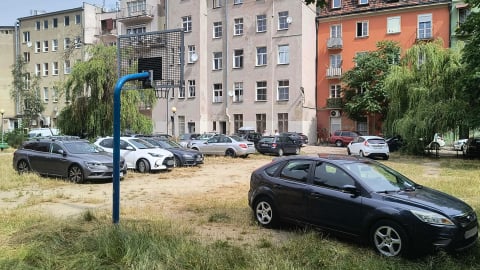 Plac zabaw w centrum Wrocławia stał się parkingiem. W koszykówkę można pograć między samochodami - 2