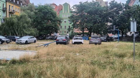 Plac zabaw w centrum Wrocławia stał się parkingiem. W koszykówkę można pograć między samochodami - 3