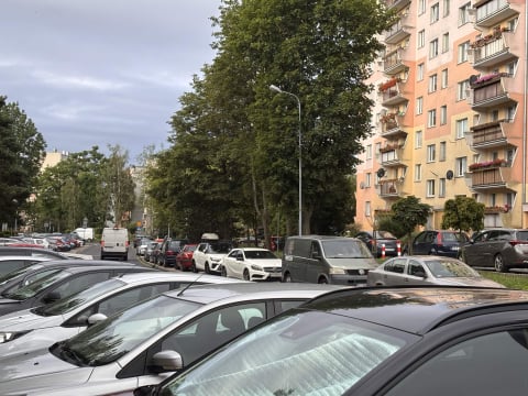 Parkingowy koszmar na jeleniogórskim Zabobrzu. "Po prostu nie ma miejsc" - 0