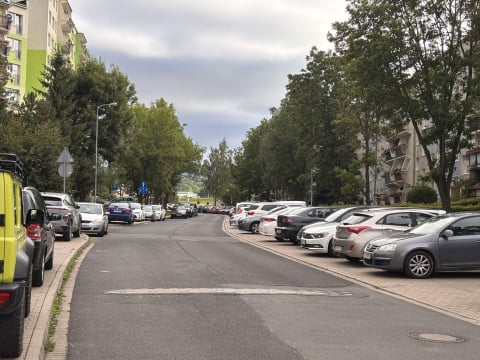 Parkingowy koszmar na jeleniogórskim Zabobrzu. "Po prostu nie ma miejsc" - 1