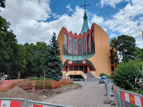 Akcja służb przy Kościele Ducha Świętego we Wrocławiu. Na miejscu jest już patrol saperów [AKTUALIZACJA] - 0