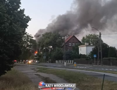 Kłęby dymu na wrocławskim Zakrzowie. Spłonął dawny budynek mieszkalny