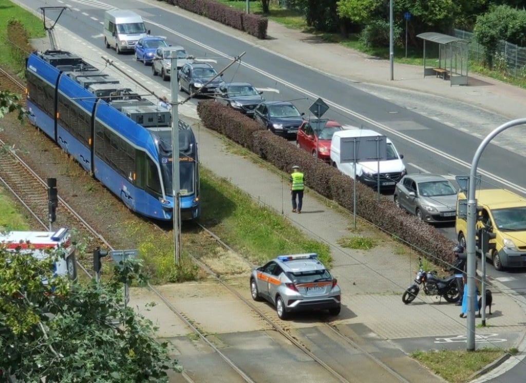 Tramwaj potrącił rowerzystę we Wrocławiu. Są utrudnienia dla pasażerów MPK [AKTUALIZACJA] - Potrącenie rowerzysty przez tramwaj we Wrocławiu.