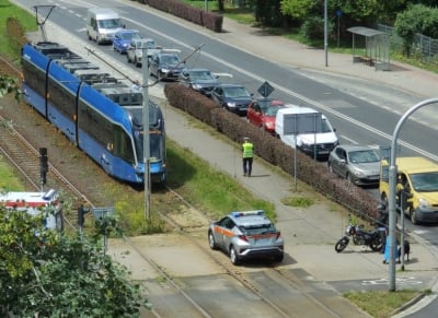 Tramwaj potrącił rowerzystę. Są utrudnienia dla pasażer&oacute;w MPK [AKTUALIZACJA]
