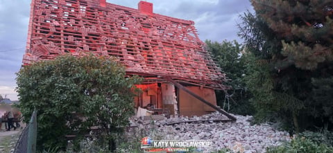 Ogromne zniszczenia po wybuchu butli z gazem w domu jednorodzinnym. Jedna osoba została poszkodowana - 0