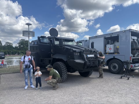 Tłumy Wrocławian bawiły się na pikniku policyjnym przy Hali Stulecia - 0