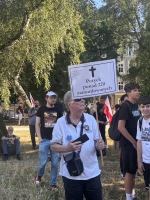 Marsz pamięci ofiar rzezi wołyńskiej. Przez Wrocław przeszło około 1000 osób - 1
