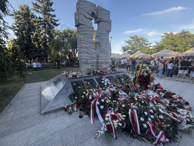 Marsz pamięci ofiar rzezi wołyńskiej. Przez Wrocław przeszło około 1000 os&oacute;b