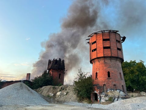 Pożar odpadów w Strzegomiu. Przedsiębiorca nie miał wymaganych pozwoleń, WIOŚ informował prokuraturę dwa lata temu - 1