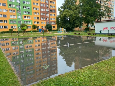 Przyczepa zepchnięta do wody, połamane drzewa i rzeki na ulicach. Ponad 200 interwencji w Jeleniej Górze i okolicy - 4