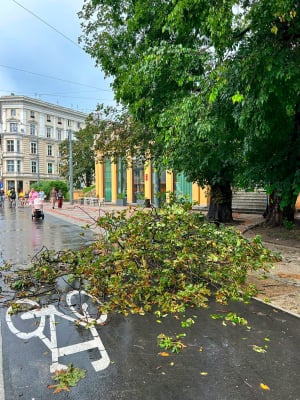 Co za pogoda! Gwałtowny deszcz sparaliżował centrum Wrocławia. Utrudnienia dla kierowców i pasażerów MPK - 2
