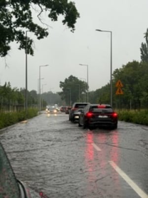 Ulewa nad Wrocławiem paraliżuje ruch w mieście. Zalane drogi i torowiska, skrócone i zmienione trasy [AKTUALIZACJA] - 0
