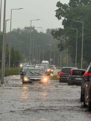 Ulewa nad Wrocławiem paraliżuje ruch w mieście. Zalane drogi i torowiska, skrócone i zmienione trasy [AKTUALIZACJA] - 1