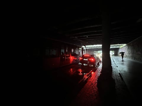 Ulewa nad Wrocławiem paraliżuje ruch w mieście. Zalane drogi i torowiska, skrócone i zmienione trasy [AKTUALIZACJA] - 2