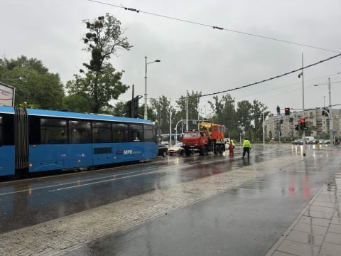Ulewa nad Wrocławiem paraliżuje ruch w mieście. Zalane drogi i torowiska, skrócone i zmienione trasy [AKTUALIZACJA] - 3