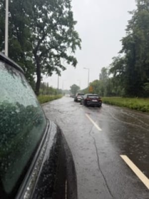 Ulewa nad Wrocławiem paraliżuje ruch w mieście. Zalane drogi i torowiska, skrócone i zmienione trasy [AKTUALIZACJA] - 4