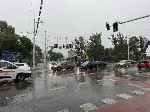 Ulewa nad Wrocławiem paraliżuje ruch w mieście. Zalane drogi i torowiska, skrócone i zmienione trasy [AKTUALIZACJA] - 5