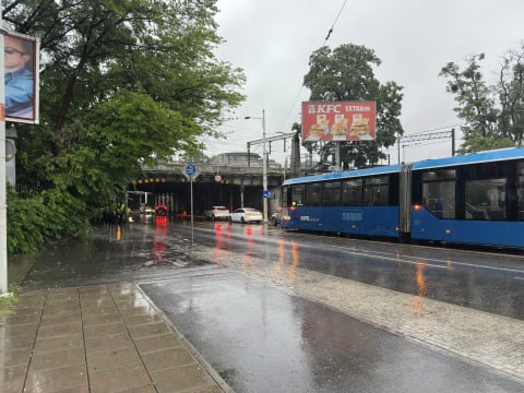 Ulewa nad Wrocławiem paraliżuje ruch w mieście. Zalane drogi i torowiska, skrócone i zmienione trasy [AKTUALIZACJA] - 7