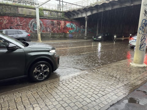 Ulewa nad Wrocławiem paraliżuje ruch w mieście. Zalane drogi i torowiska, skrócone i zmienione trasy [AKTUALIZACJA] - 8