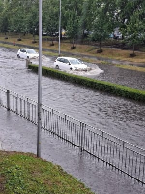 Ulewa nad Wrocławiem paraliżuje ruch w mieście. Zalane drogi i torowiska, skrócone i zmienione trasy [AKTUALIZACJA] - 11