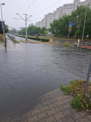 Ulewa nad Wrocławiem paraliżuje ruch w mieście. Zalane drogi i torowiska, skrócone i zmienione trasy [AKTUALIZACJA] - 12