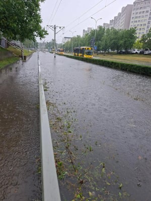 Ulewa nad Wrocławiem paraliżuje ruch w mieście. Zalane drogi i torowiska, skrócone i zmienione trasy [AKTUALIZACJA] - 13