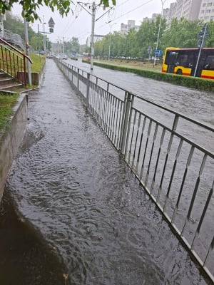 Ulewa nad Wrocławiem paraliżuje ruch w mieście. Zalane drogi i torowiska, skrócone i zmienione trasy [AKTUALIZACJA] - 14