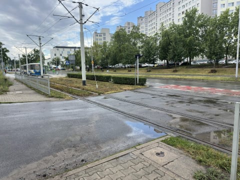 Ulewa nad Wrocławiem paraliżuje ruch w mieście. Zalane drogi i torowiska, skrócone i zmienione trasy [AKTUALIZACJA] - 16