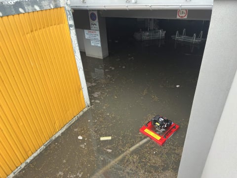 Ulewa nad Wrocławiem paraliżuje ruch w mieście. Zalane drogi i torowiska, skrócone i zmienione trasy [AKTUALIZACJA] - 18