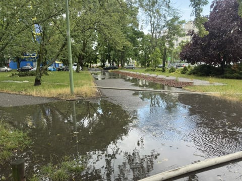 Ulewa nad Wrocławiem paraliżuje ruch w mieście. Zalane drogi i torowiska, skrócone i zmienione trasy [AKTUALIZACJA] - 21