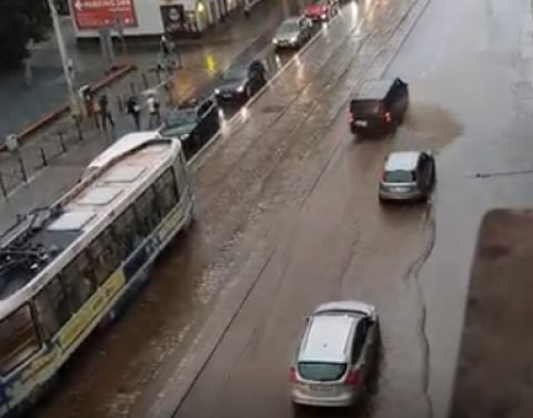 Ulewa nad Wrocławiem paraliżuje ruch w mieście. Zalane drogi i torowiska, skrócone i zmienione trasy [AKTUALIZACJA] - 9
